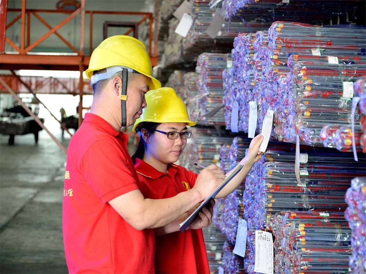 Stainless steel tubes prepared for handling and packing